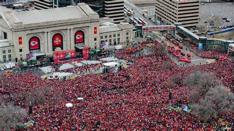 Thousands brave cold and crowds for Chiefs victory parade | Wichita Eagle