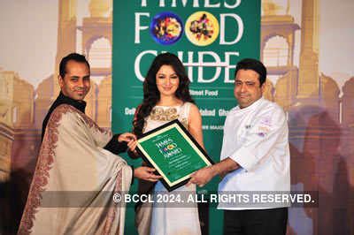 Tisca Chopra presents 'Best Morden Indian' award to Samrat Banerjee and Chef Manish Mehrotra of ...