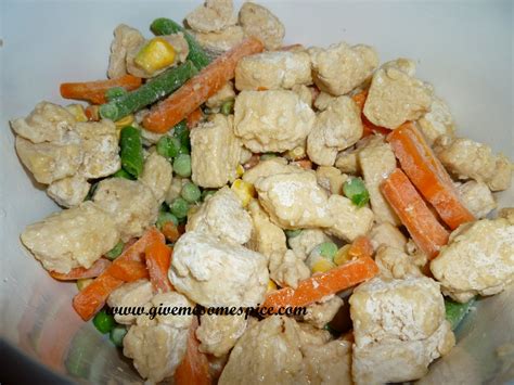 Quorn Curry : Quorn Chicken Style pieces with vegetables and noodles - Give Me Some Spice!