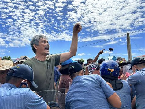 Sibuyan folk join forces, form human wall to halt mining work | Inquirer News