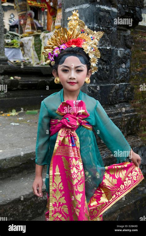 Indonesia, Bali, Bedugul, young girl in traditional costume Stock Photo ...