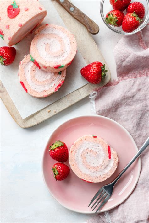 Strawberry Cake Roll - Yummiesta