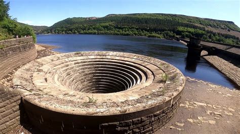 Ladybower Reservoir in The Peak District National Park's Upper Derwent ...