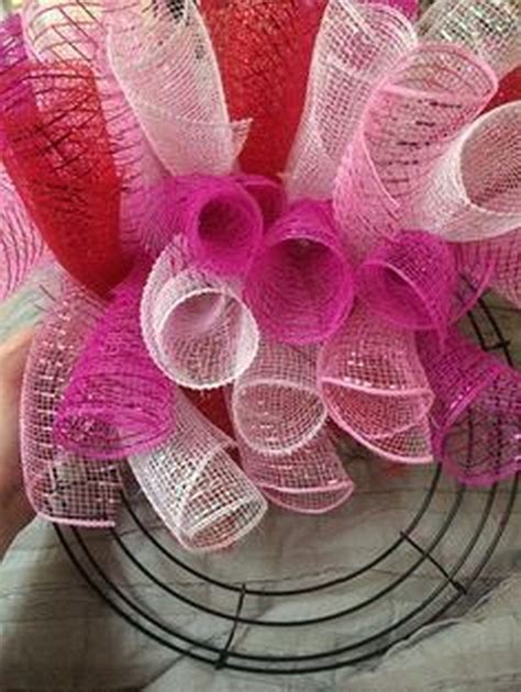 16 How To Make A Curly Deco Mesh Wreath - decorholic.co | Deco mesh wreaths diy, Mesh wreath diy ...