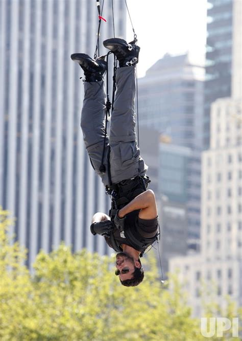 Photo: David Blaine Performs his "Dive of Death" stunt in New York ...