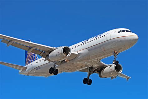 N403UA: United Airlines Airbus A320-200 at Toronto Pearson (YYZ)