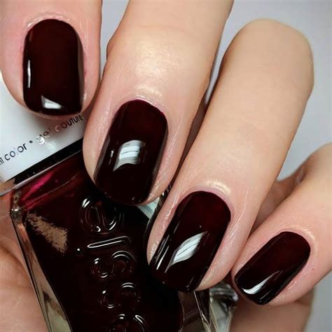 Una manicura muy glam con esta tonalidad en rojo cobre muy oscuro de #Essie #Manicura | Uñas de ...