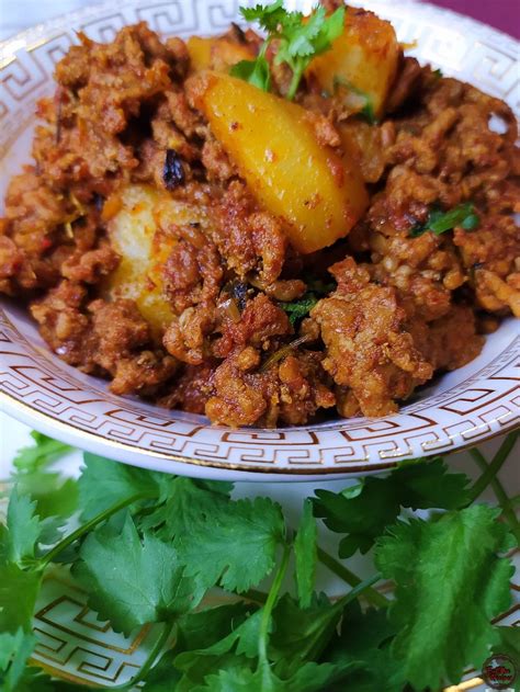 Mince Curry With Potatoes - South African Food | EatMee Recipes