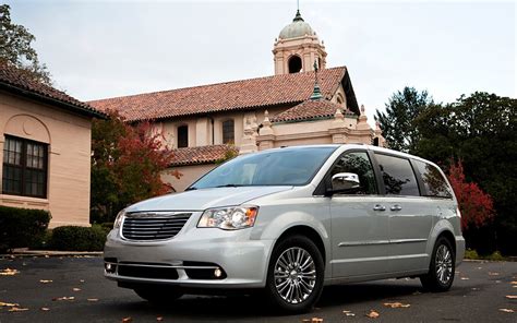 2013 Chrysler Town & Country Reviews and Rating | Motortrend