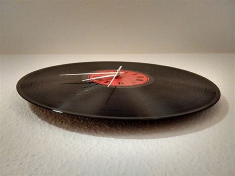 Creating a vinyl record wall clock | RL