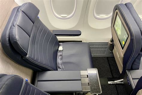 Where to sit: United’s Boeing 737 MAX 8 with the new signature interior ...