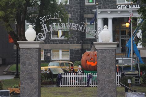 Experience the real 'Halloweentown' in St. Helens, Ore. | KVAL