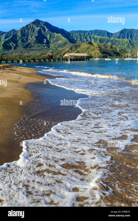 Hanalei bay surfing hi-res stock photography and images - Alamy