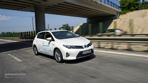 TOYOTA Auris Hybrid Review - autoevolution