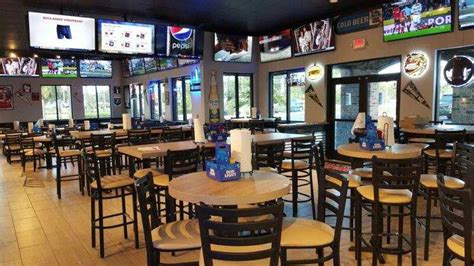 Show-Me's Sports Bar opens near USF