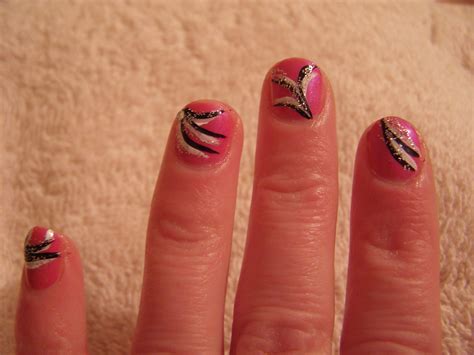 Nail art flicks | Pink nail polish with various flicks creat… | Flickr