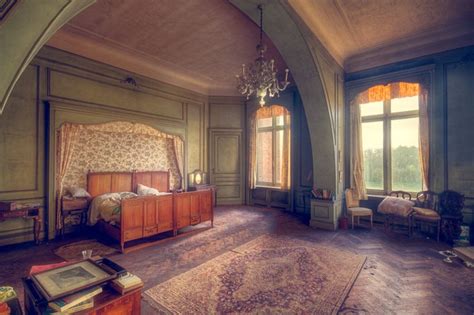 15 Photos of Abandoned Bedrooms I Found While Exploring