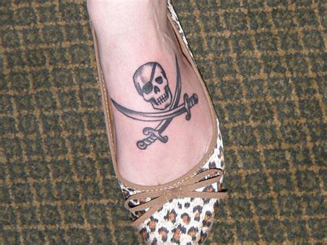 Love this jolly roger tattoo... on my ribcage of course Tattoo Drawings, I Tattoo, Foot Tatoos ...