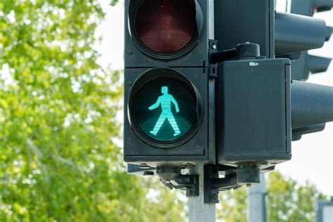 New pedestrian traffic light system knows when you want to cross the street