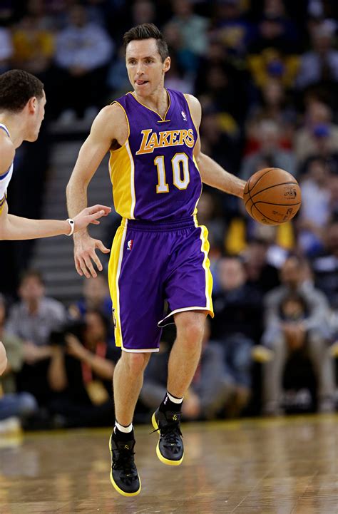 Steve Nash, After Looking East to the Knicks, Cut West to the Lakers - The New York Times