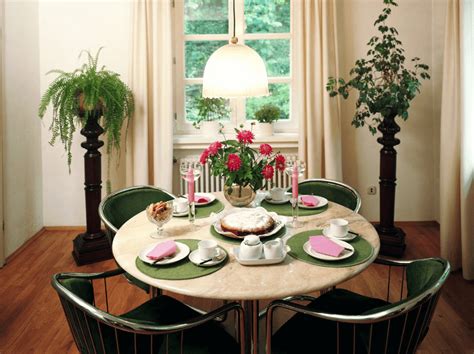 How to Decorate a Round Dining Table - EasyHomeTips.org