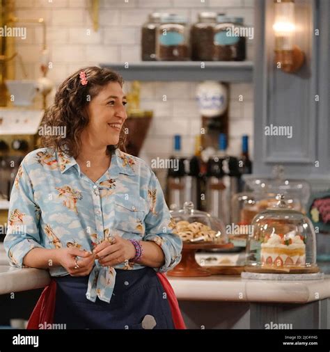 Mayim bialik call me kat hi-res stock photography and images - Alamy