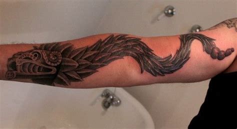 serpiente emplumada | Tatuajes de arte corporal, Tatuajes mayas, Tatuajes tribales aztecas