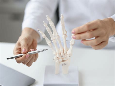 Surgery on a Broken or Fractured Finger | When is Surgery Needed? | OINJ