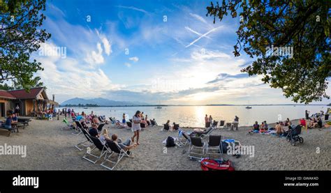 Übersee (Chiemgau): See Chiemsee, Strand Lido, Restaurant, Menschen am Strandstühle, Sonne ...