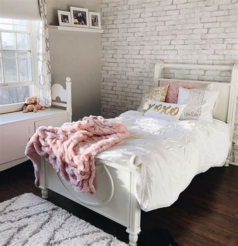 Pin by Emily Kick on Bedroom | Brick wall bedroom, Brick room, Brick wallpaper bedroom