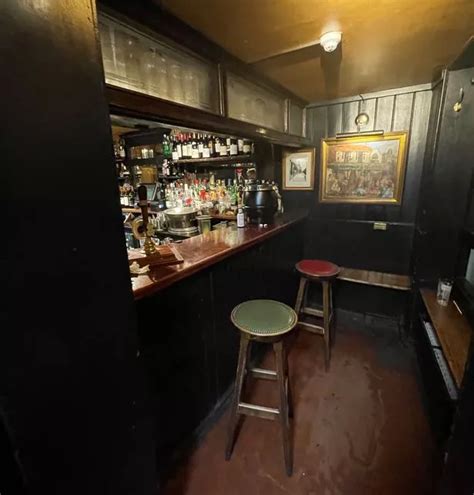 'I went to Britain's smallest bar in London with only 2 seats and it's perfect for a date night ...