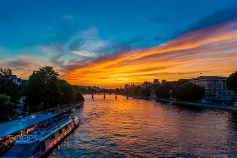 Beautiful sunset over the Seine river in Paris - Beautiful peaceful ...