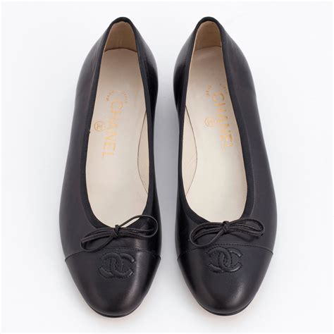 CHANEL, a pair of black leather ballet flats. Size 37. - Bukowskis