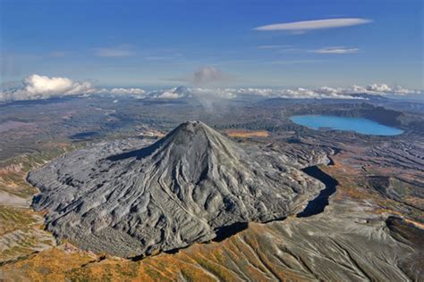 'Dante's Peak,' for real: Volcanic eruption creates deadly acid lake - NBC News