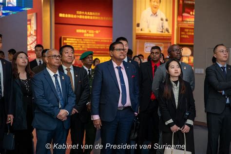 President Santokhi krijgt rondleiding CCP museum - De Boodschap