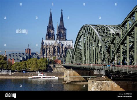 Hohenzollernbrucke puente hohenzollern fotografías e imágenes de alta ...