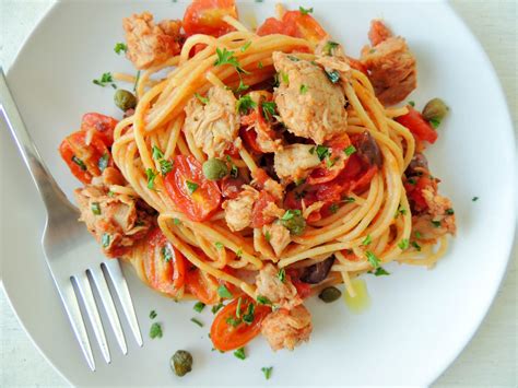 Tomatoes and tuna pasta sauce