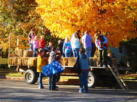 Perfect way to spend an evening in the autumn! I love a hayride ...