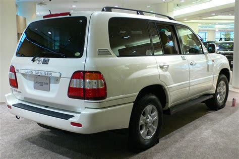 File:2002 Toyota Land Cruiser-100 02.jpg - Wikimedia Commons