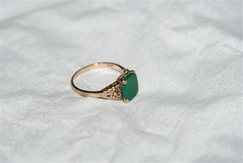 9K (CT) Vintage Ring with Green Stone | Collectors Weekly