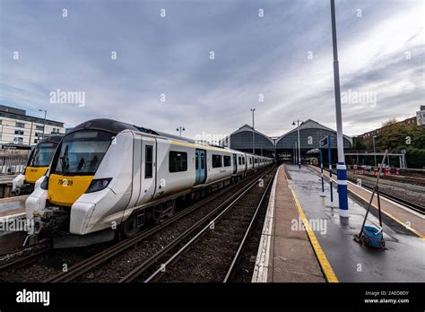 A train in Brighton Station Stock Photo - Alamy