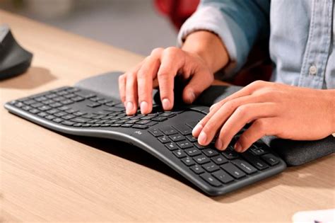 Diseño curvado y con ondulaciones en el ergonómico teclado inalámbrico ...