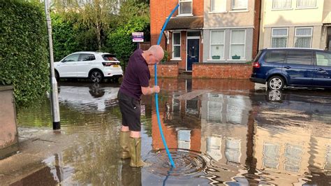 Bedford roads flooded after heavy downpour - BBC News