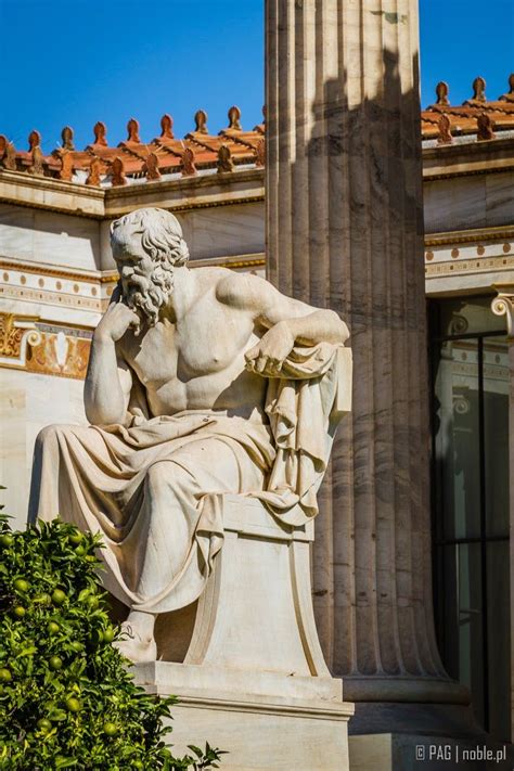 Zeus sculpture in front of the Academy of Athens, Athens, Greece | Hogar