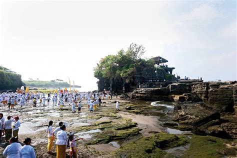 Pura Tanah Lot Temple: Where the Giant Snake Dwells - NOW! Bali