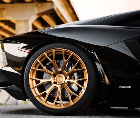 Black & Gold Lamborghini - Diamond Alloys