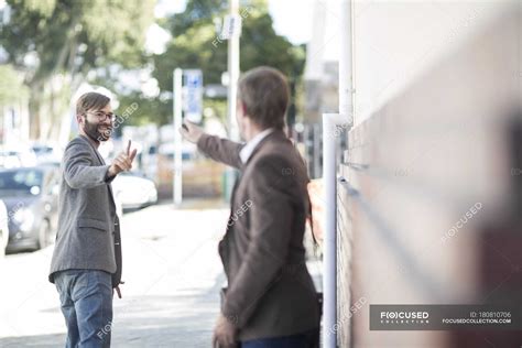 Dos hombres despidiéndose en la ciudad — Chaqueta, gente - Stock Photo ...