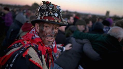 Haxey Hood: Hundreds take part in ancient rugby-style game - BBC News