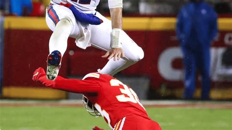 Josh Allen takes things to next level with insane hurdle over Bills ...