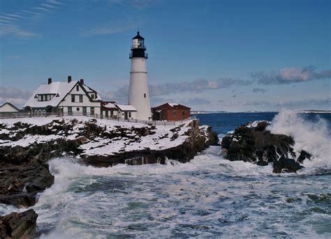 Maine Lighthouse: A Stunning HD Wallpaper of Coastal Beauty